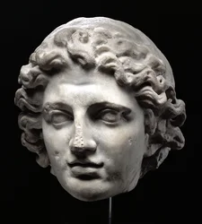 Aleksanteri Suuren (356-323 eKr.) kolossaalinen pää (marmori)