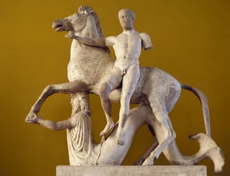 Dioscuro ja hevonen, joita tukee Triton, Parian marmori, veistoksellinen koristelu Marasan piirin temppelin länsijulkisivulta, Locri, Calabria, Italia, kreikkalainen sivilisaatio, 5.-4. vuosisadalla eKr.