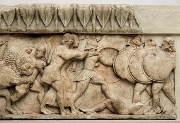 Gigantomachy: Cybelen leijona nielee jättiläisen, kun Apollo ja Artemis taistelevat jättiläisiä vastaan, 525 eaa.