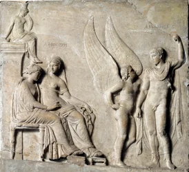 Kreikkalainen taide: ”Spartan prinssi Paris viettelee Troijan Helenan; Afrodite on kuvattu”. Marmorireliefi kreikkalaisen alkuperäisteoksen mukaan. 1. vuosisata eaa. Museo Archeologico Nazionale, Napoli