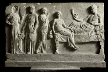Kreikkalainen taide: koomikkojen Dionysos Bacchukselle omistama matala marmorinen votiivireliefi. Se esittää Euripideen "Bakkhantteja", 410 eaa., Ateena, Kansallinen arkeologinen museo. Bakkhantit (Euripideen tragediasta, 480-406 eaa.). Marmorinen