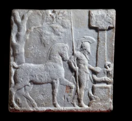 Kreikkalainen taide: marmorinen stele koristeltu ratsastajasta hevosen kanssa, 2. loppu - 1. vuosisadan alku eKr., koko 52x52x9 cm Mantova - Palazzo Ducale, Coll statuaria, inv n 6669 - Kreikkalainen taide: marmorinen stele, jossa kohokuvio edustaa ratsast