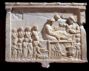 Kreikkalainen taide: juhla-kohtausta edustava reliefi”, 300 eKr. Koko 48x65x6 cm Mantua (mantua) Palazzo Ducale, Coll statuaria, inv n 6684 Italia - Kreikkalainen sivilisaatio: Marmorireliefi, joka edustaa juhlaa (48x65x6 cm - eKr.), 3. vuosisata eKr. , Pa