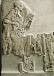 Antiikin kreikkalainen: "" perhe uhraamassa jumalatar Athenalle"" Matala helpotus. 550 eaa. Ateenan akropolilta. Athenes, Akropolis-museo