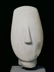Naisen pää, Keros-patsaan fragmentti, varhainen Kykladikausi II, n. 2700-2400 eKr. (marmori)