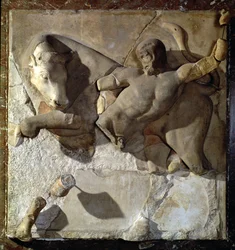 Herakles taistelee Kreetan härkää vastaan, yksi kahdentoista Herakleen urotyöt esittävän metoopin sarjasta Olympian Zeuksen temppelistä, varhaisklassinen kausi, n. 470-457 eaa.