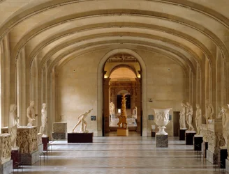 Näkymä Louvre-museon Daru-huoneesta: kreikkalaisen ja roomalaisen antiikkiesineet Borghese-kokoelmasta. Pariisi