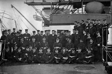 Amiraali lordi Walter Kerr ja hänen upseerinsa lippulaivansa HMS Majesticin kortsakannella, 1896.
