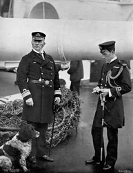 Kontra-amiraali Arthur Alington ja hänen lippuluutnanttinsa William George Elmhirst Ruck-Keene, 1896.