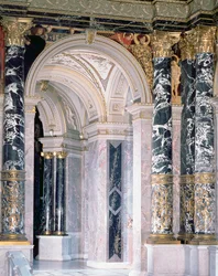 Wienin Kunsthistorisches Museumin sisätila, yksityiskohta, jossa on holvikäytävä ja italialaista renessanssia esittäviä hahmoja holvikolmion koristeluna, 1890-91