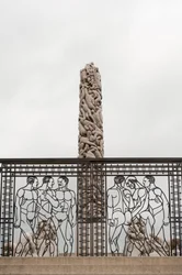 Takorautaportit" Naked Men" ja "People Monolith" graniitista Frogner Parkissa, Oslossa, Norjassa (kuva)