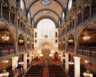 Rue des Tournellesin synagogan sisustus, rakennettu 1866 - 1867. Arkkitehti: Varrollier. Insinööri: Gustave Eiffel Pariisissa.