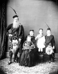 Joko Donald ja Harriet Mackay perheineen tai Charles Ross vaimonsa Catherine Toman ja lasten kanssa, noin 1885 (svetokuvassa).
