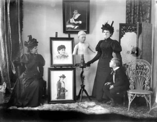 Hannah Maynard ja pojanpoika Maynard MacDonald, joka on myös patsas, noin 1895