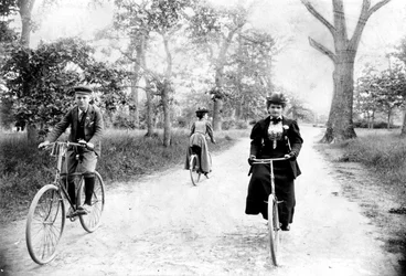 Maynard MacDonald ja hänen isoäitinsä Hannah Maynard pyöräilemässä Beacon Hill Parkissa Victoriassa, noin 1895