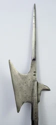 Halbard, n. 1600-25 (teräs ja puu)