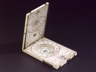 Tablettikompassi aurinkokello, Nurenberg, 1574 (katso myös 259578-80)