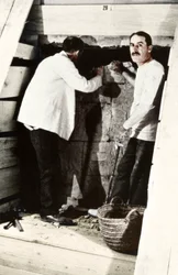 Howard Carter ja kollega kaivamassa hautaa Kuninkaiden laaksossa Egyptissä, 1922