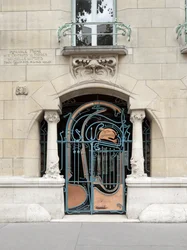 Pariisin 16. kaupunginosassa vuosina 1895–1898 rakennetun Castel Berangerin sisäänkäynti (kuva)