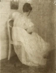 Mary Warner valkoisella tuolilla, n.1910 (kumibikromaatti platinapainossa).