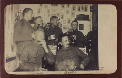 Ensimmäinen maailmansota: "Ukraina vuosina 1914-1916 Saksan armeijan hyökkäyksen aikana. Ryhmä sotilaita lepoaikana (m/w kuva)