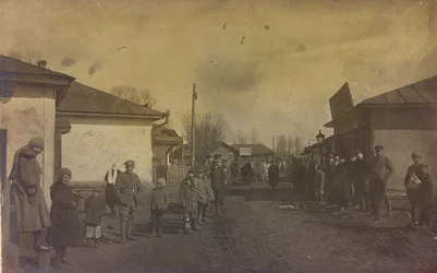 Ensimmäinen maailmansota: "Ukraina vuosina 1914-1916 Saksan armeijan hyökkäyksen aikana. Armeija ja siviilejä kaupungin kadulla (m/w kuva)