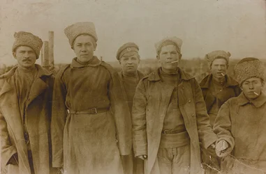 Ensimmäinen maailmansota: "Ukraina vuosina 1914-1916 Saksan armeijan hyökkäyksen aikana. Ryhmä sotilaita (m/v kuva)