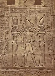 Edfu, jumalattarien suorittama kuninkaan kruunaus