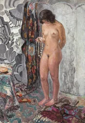 Seisova alaston nainen kaulakoru yllään, noin 1923