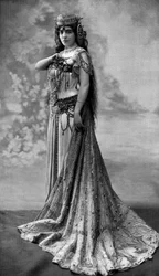 Oopperalaulaja Germaine Bailock Dalilan roolissa oopperassa "Samson et Dalila", 1908 (B/W Photo)