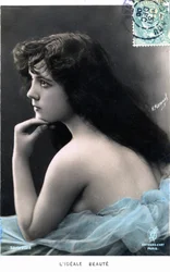 Kauneusideaali: nuori nainen, jolla on pitkät hiukset (luultavasti tanssija Véréna Folies Bergèresistä), postikortti 1905 (kuva)
