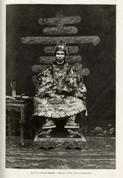 Kuningas Dong Khanhin (1864-1889) muotokuva Annamin keisarista seremoniapuvussa. Thiriatin kaiverrus havainnollistamaan tohtori Charles Edouard Hocquardin (1853-1911) tarinaa "" Trente mois au Tonkin"" vuonna 1885 Le tour du mondessa, nouveau journal des v