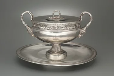 Peitetty tureen tarjottimella, 1798-1809