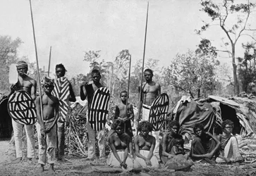 Queenslandin alkuperäisasukkaiden ryhmä keihää ja kilpiä kantamassa, 1902