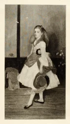 Miss Alexander (tyttö valkoisissa)