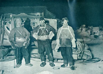 Bowers, Wilson ja Cherry-Garrard ovat lähdössä Cafe Crozieriin, 27. kesäkuuta 1911, 1913