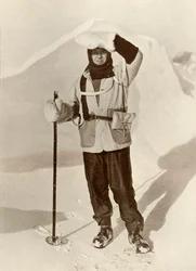 Kapteeni Scott yllään lompakko, jossa hän kantoi kelkkailupäiväkirjaansa, c1910-1911, 1913