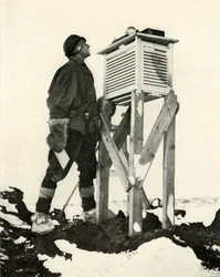 Dr. Wilson katselemassa ensimmäisten auringonvalon säteiden tallennusta, c1911, 1913