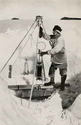 E. W. Nelson Nansen-Petersenin eristetyn vesipullon kanssa, c1911, 1913