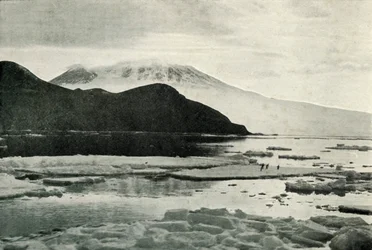 Sisääntulo McMurdo Soundiin - Cape Bird ja Mount Erebus, c19101913, 1913
