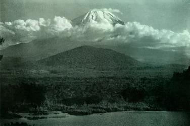 Fuji auringonnousussa, 1910.
