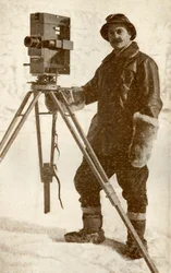 H. G. Ponting ja yksi hänen elokuvakameroistaan, tammikuu 1912, 1913.