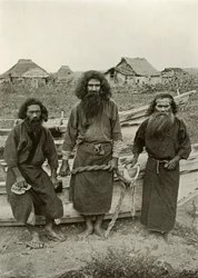 Happu Konno, Metsästäjä keskustassa ja kaksi Ainu-kalastajaa, 1910.