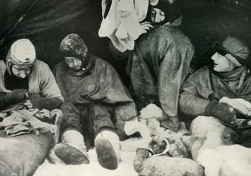 Napapuolueen jäsenet pääsevät makuupussiinsa, c1911, 1913.