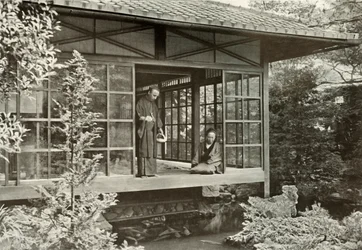 Namikawa San ruokkimassa karppiaan, 1910.