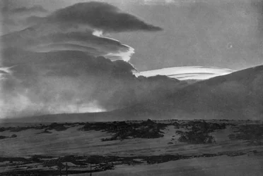 Whaleback-pilvet Erebus-vuoren yllä, c19101913, 1913.