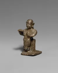 Istuva nainen, noin 1300–1300 eKr. (hopea)