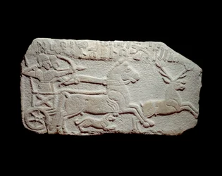 Metsästyksen helpotus: Heettiläinen kuningas Maradas panssarivaunussa jahtaa peuroja kuten Assyrian kuninkaat. Uusheettiläinen aika, noin 1050 - 900 eaa. Anatoliasta. Pariisi, Musee du Louvre