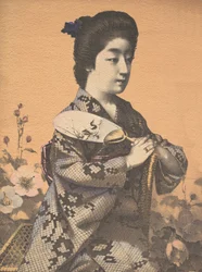 Tyttö kantaa pyöreää paperiviuhkaa Uchiwa, n. 1900