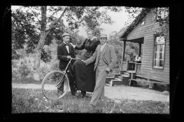 Wolter, Blenda ja Einar Simberg Keltaisen huvilan pihalla, huvilan kuistilla Elma Simberg